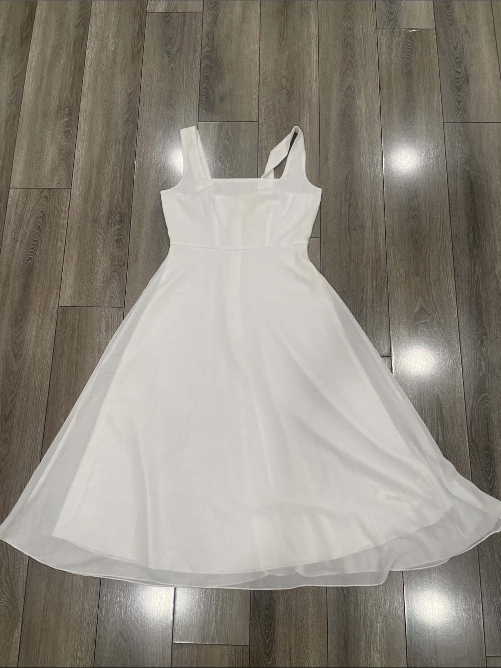 Commense - Elegant White Square-Neck Midi Dress with Wide Straps